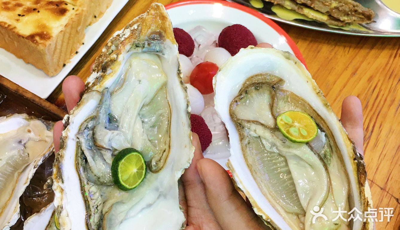 让我更惊艳到的 是他家生蚝 真的是比手还大！