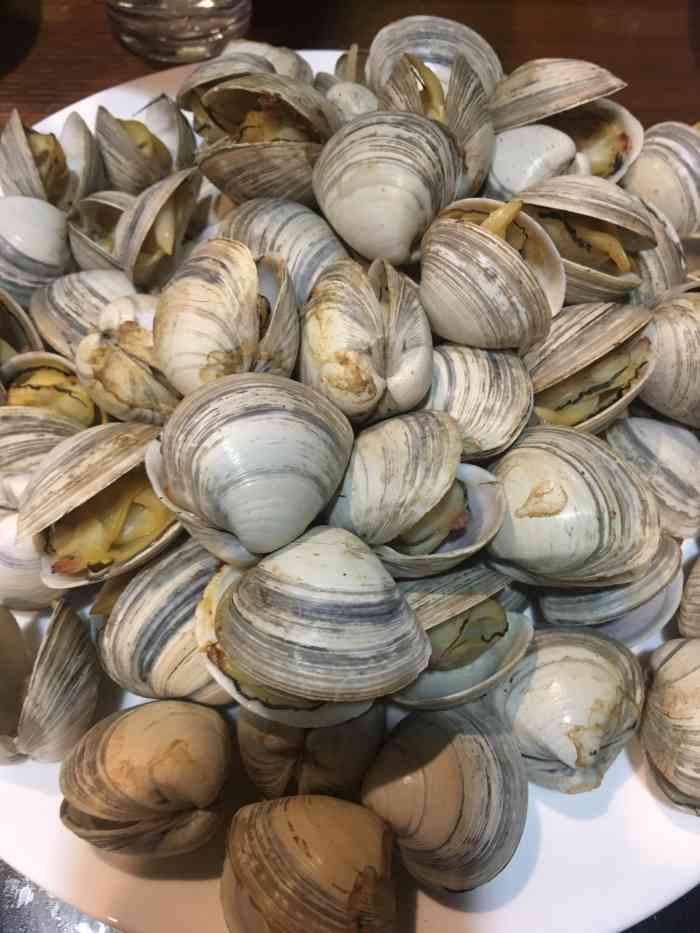 在新村的时候就经常来的一家烧烤店,一直对他家的烤蚶子念念不忘,墙裂