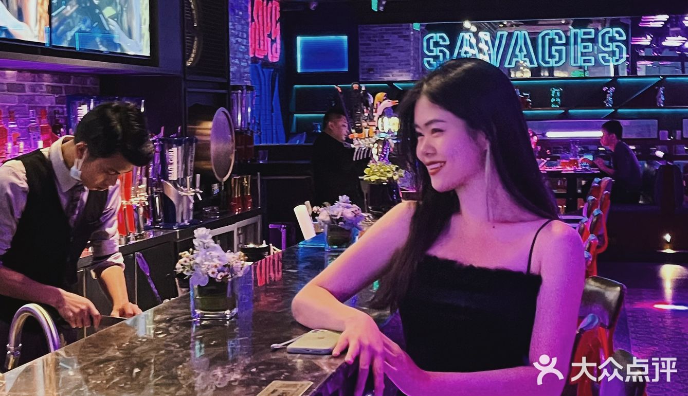 百脑汇新开业的餐吧也太🉑️了吧！美女驻唱还有68抵100！