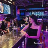 百脑汇新开业的餐吧也太🉑️了吧！美女驻唱还有68抵100！