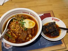 招牌红烧牛肉米粉-呷佬·长沙手工米粉(金沙江路店)