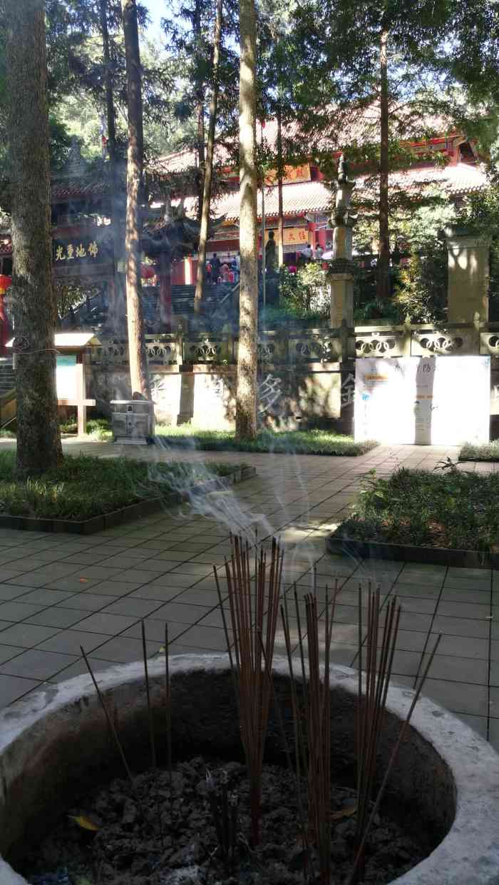 都江堰普照寺-"普照寺很幽静,在青城山后山 不远的地方,.