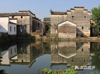 东梓关地处富春江畔，是个非常安逸的小村，民居古色古香