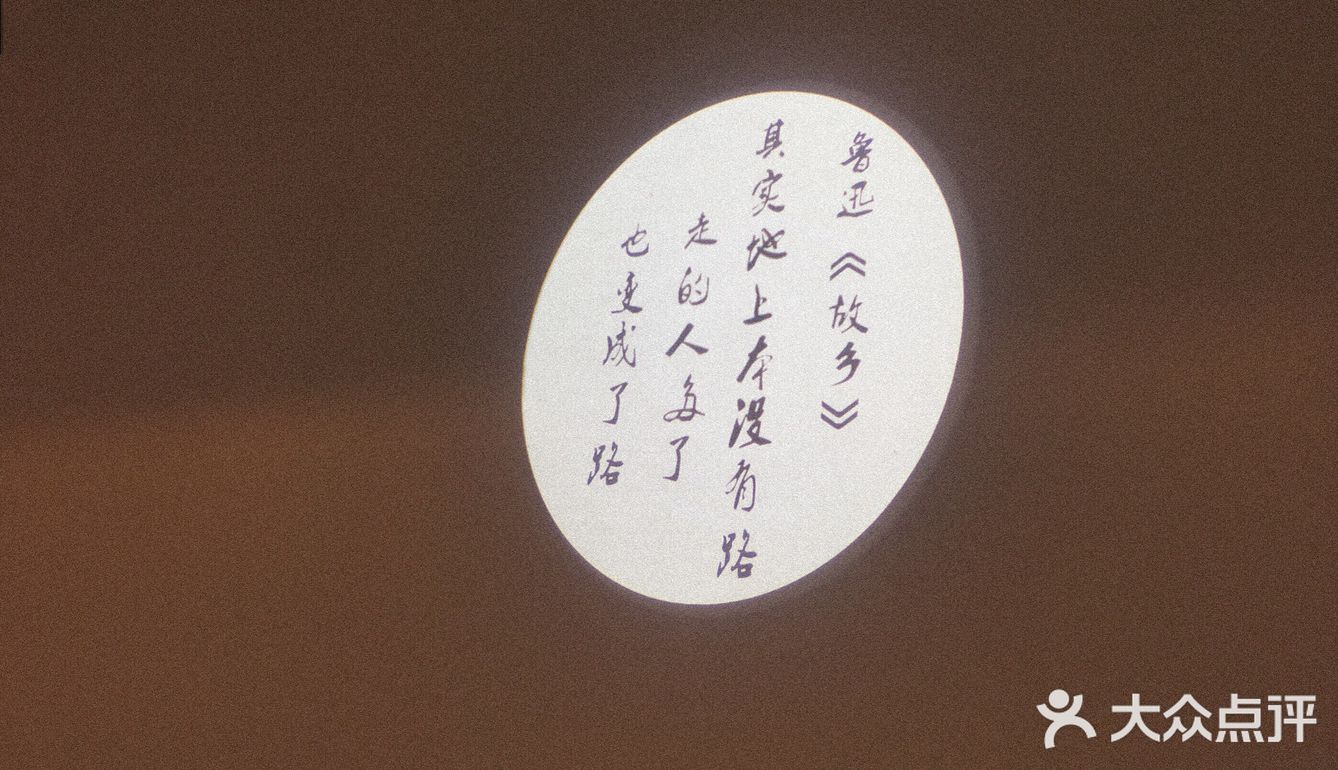 古香古色，楼上小桥流水的