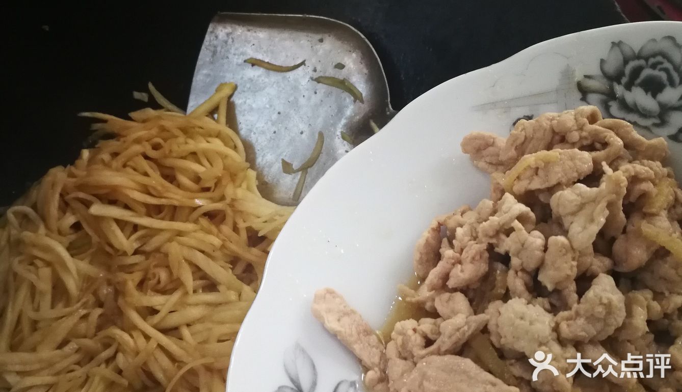 将瘦肉切丝，在锅中炒至半熟，装盘备用