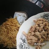 将瘦肉切丝，在锅中炒至半熟，装盘备用