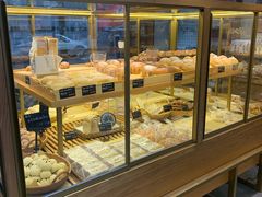 面包甜点陈列柜-啊噗吐呦现场烘焙(麦凯乐店)