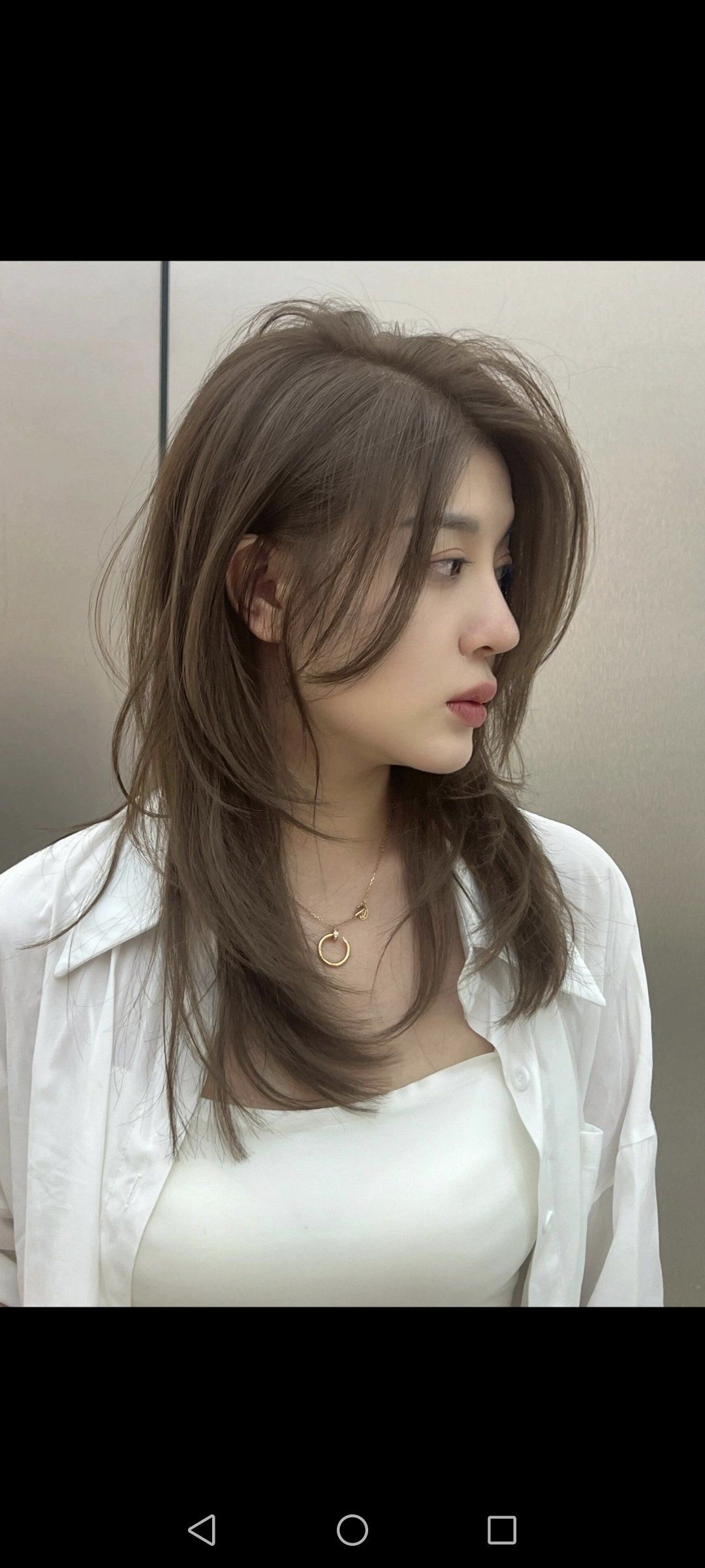 发型层次文理线条流畅非常有动感