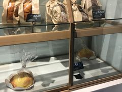 面包甜点陈列柜-朱迪小铺.半糖奶油蛋糕(海汇港店)