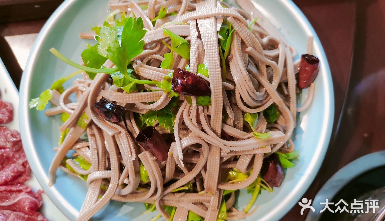 说到跃华春鲜牛府火锅，我首先想到的是那鲜嫩的牛肉！