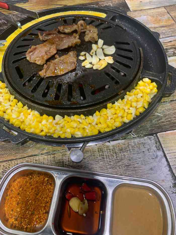 火焰山·东北炭火烤肉(兴业路店)-"同事带去的 条件有点简陋 但是生意