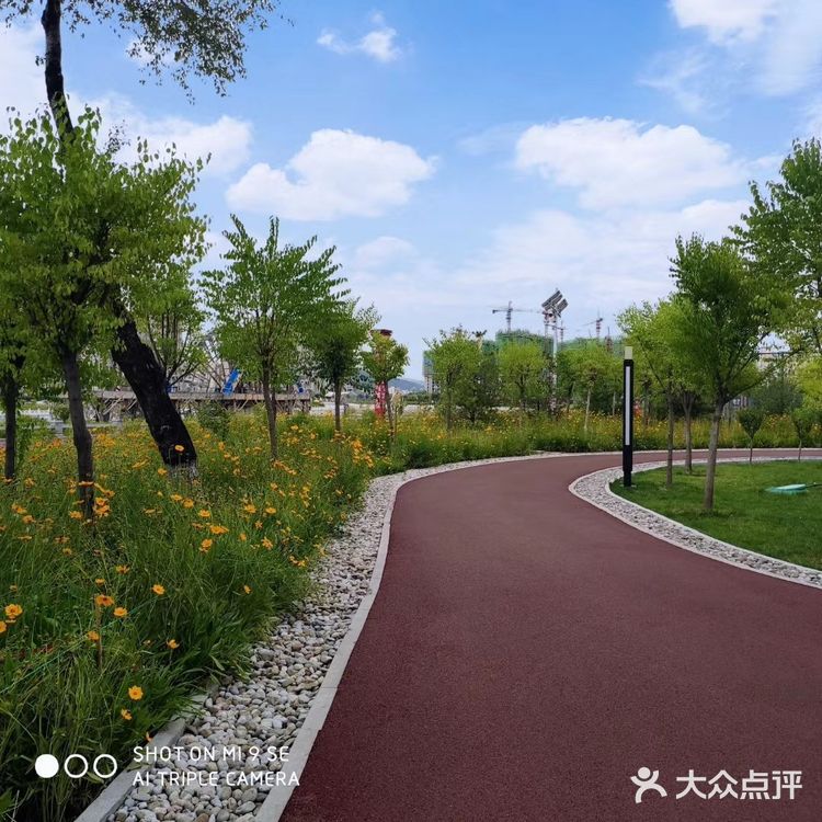 可是远远就看到湖水和其他湖水没什么两样