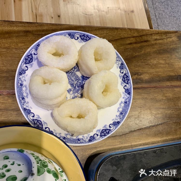 快餐品行业里面应该服务算好的，服务员也比较多