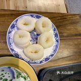 快餐品行业里面应该服务算好的，服务员也比较多