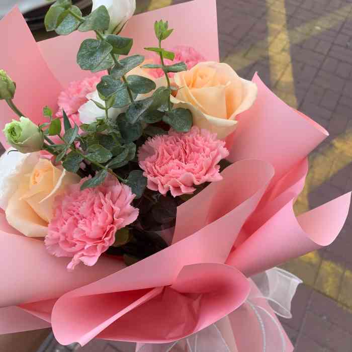 打分 今天临时想到给妈妈买束小花花 小姐姐超级好 包的花花也很漂亮