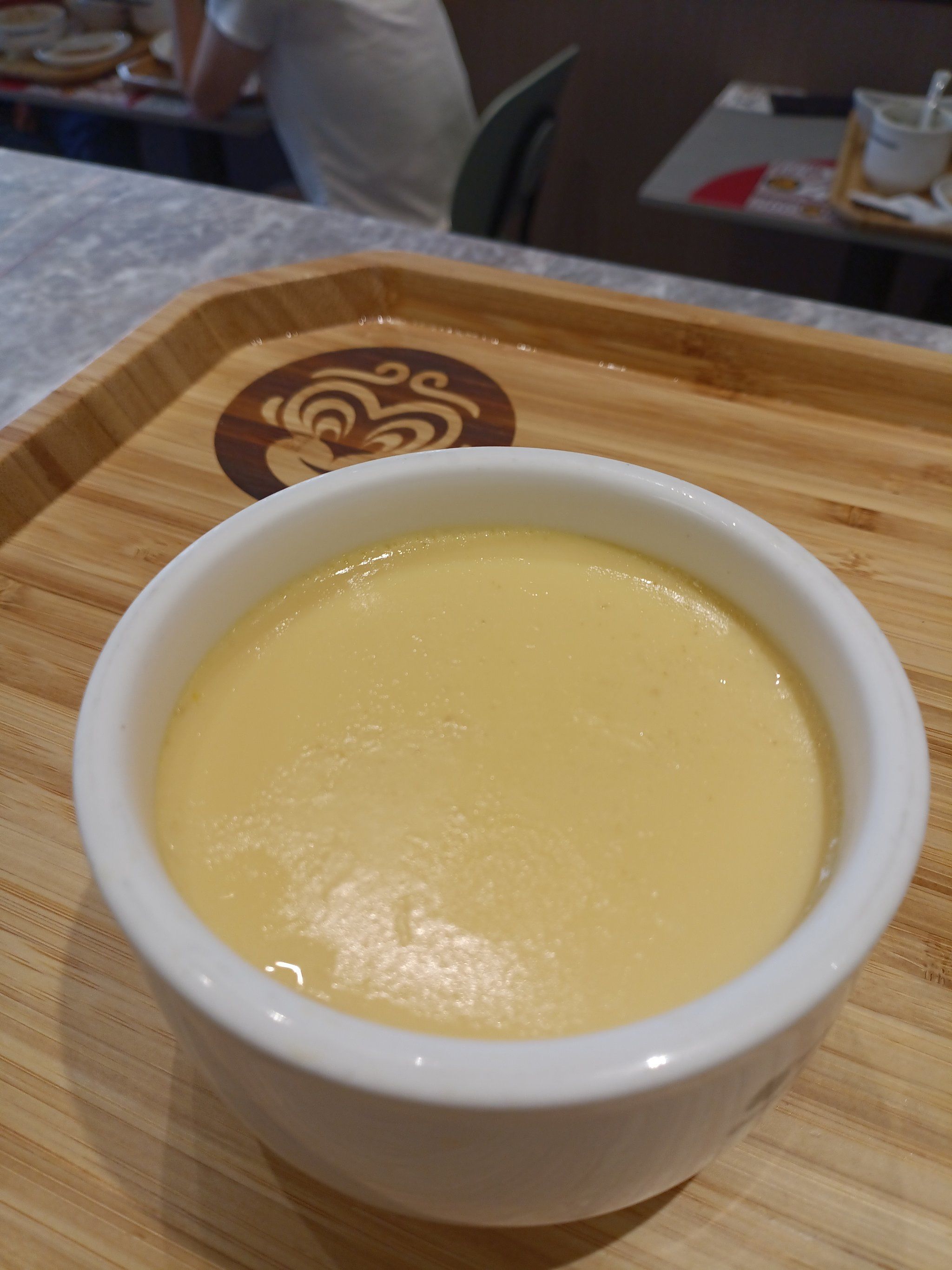 滑嫩鸡蛋羹,口感细腻.把鸡蛋打散,加入适量温水搅拌均匀,撇去浮沫