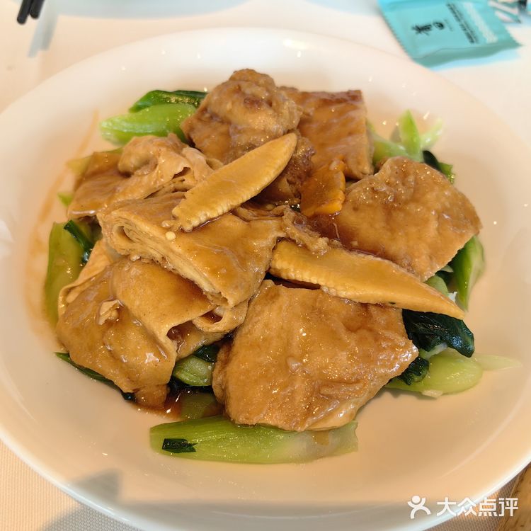 层次丰富。海鲜面量挺大的。就餐环境清静