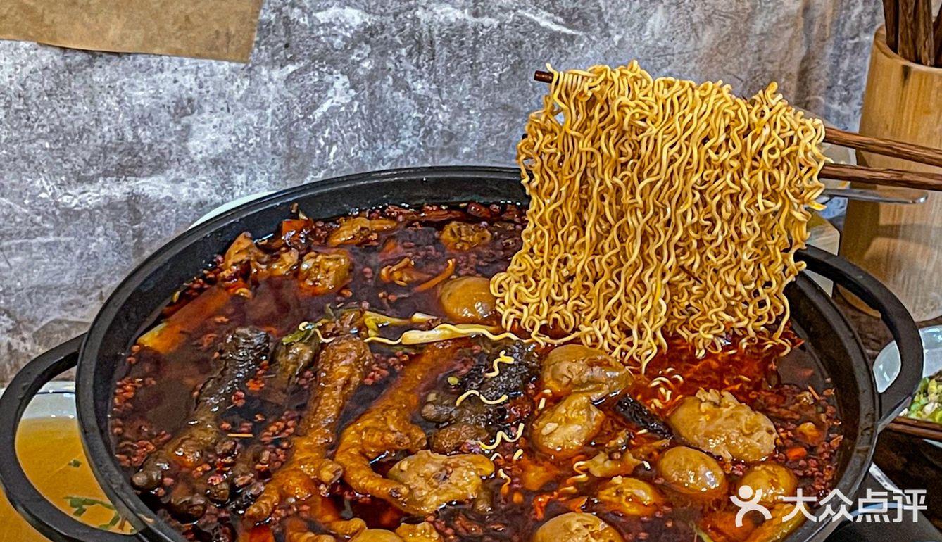 来重庆一定要去时代天街的小破屋吃烧鸡公！