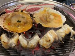 -围炉肉舍•炭烤活鳗•丹东海鲜烤肉(步行街店)