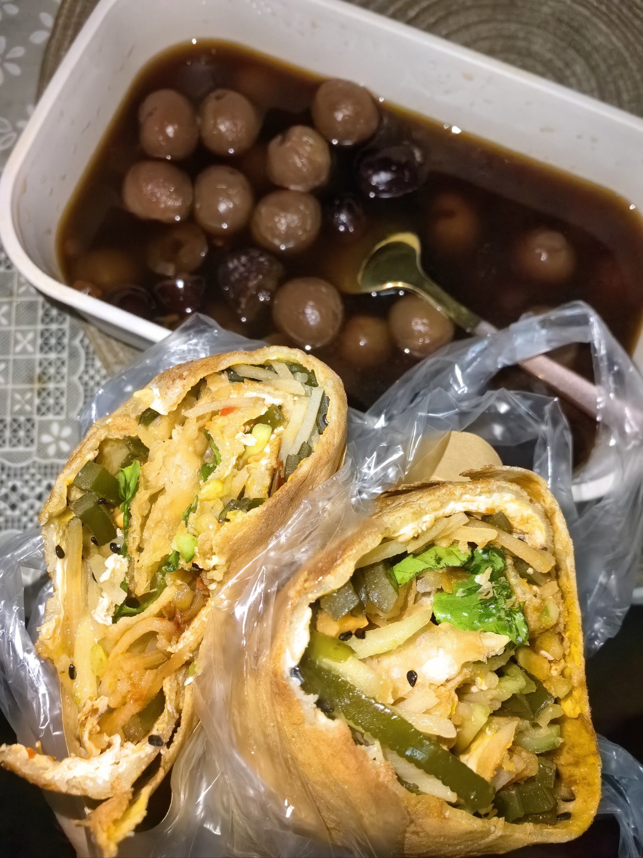 学府路这家煎饼果子咬一大口不吱声