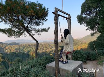 具体“汤屋”“秋千”入口问问路边大妈大叔就知道