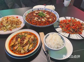 公司附近约朋友吃个便饭，刷到这家川菜小馆，总体感觉挺