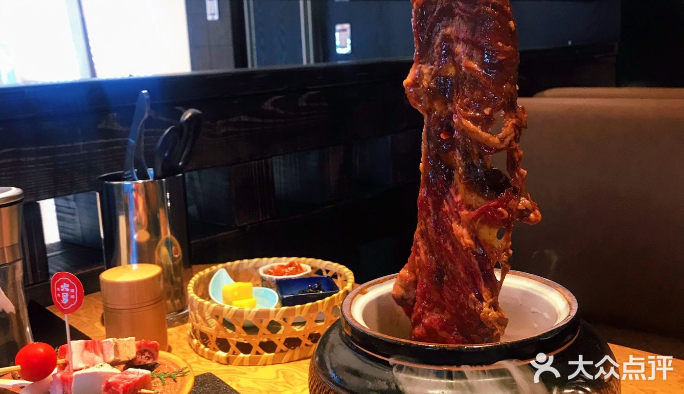这家烤肉店的食材和服务真不错！