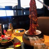 这家烤肉店的食材和服务真不错！