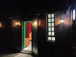 点击看大图 夜晚的门面-NEKO 33 美甲美睫专门屋