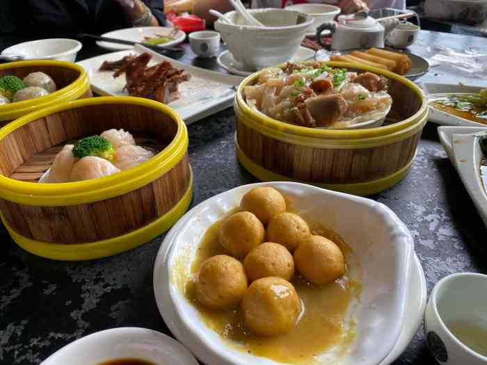 大头佛餐饮(新世界店)-"我来只点了一个红烧乳鸽因为看点评里很多人.