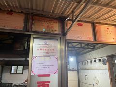 -黄记四更烤乳猪店