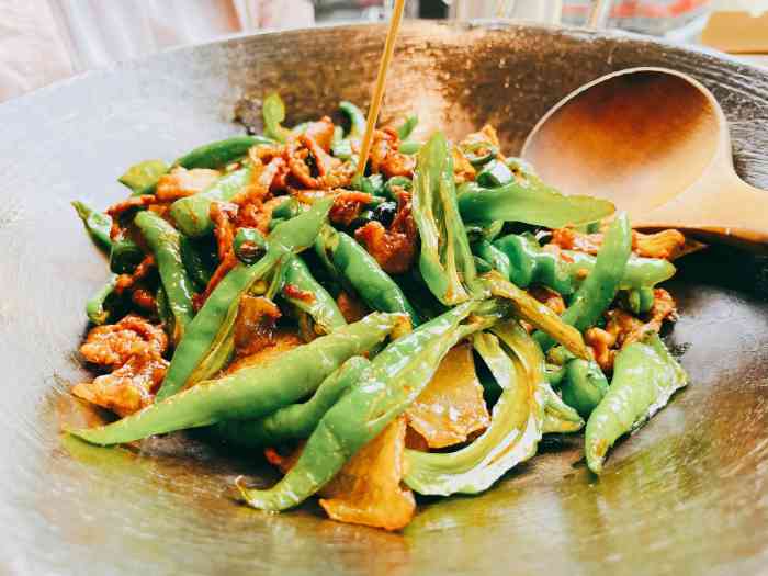 易小厨·辣椒炒肉(万丰店)-"[薄荷]环境:下雨天,生意一般般,但是门.