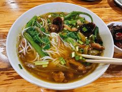 酸菜肉丝米线-越洋肖氏老米线(杨家坪店)