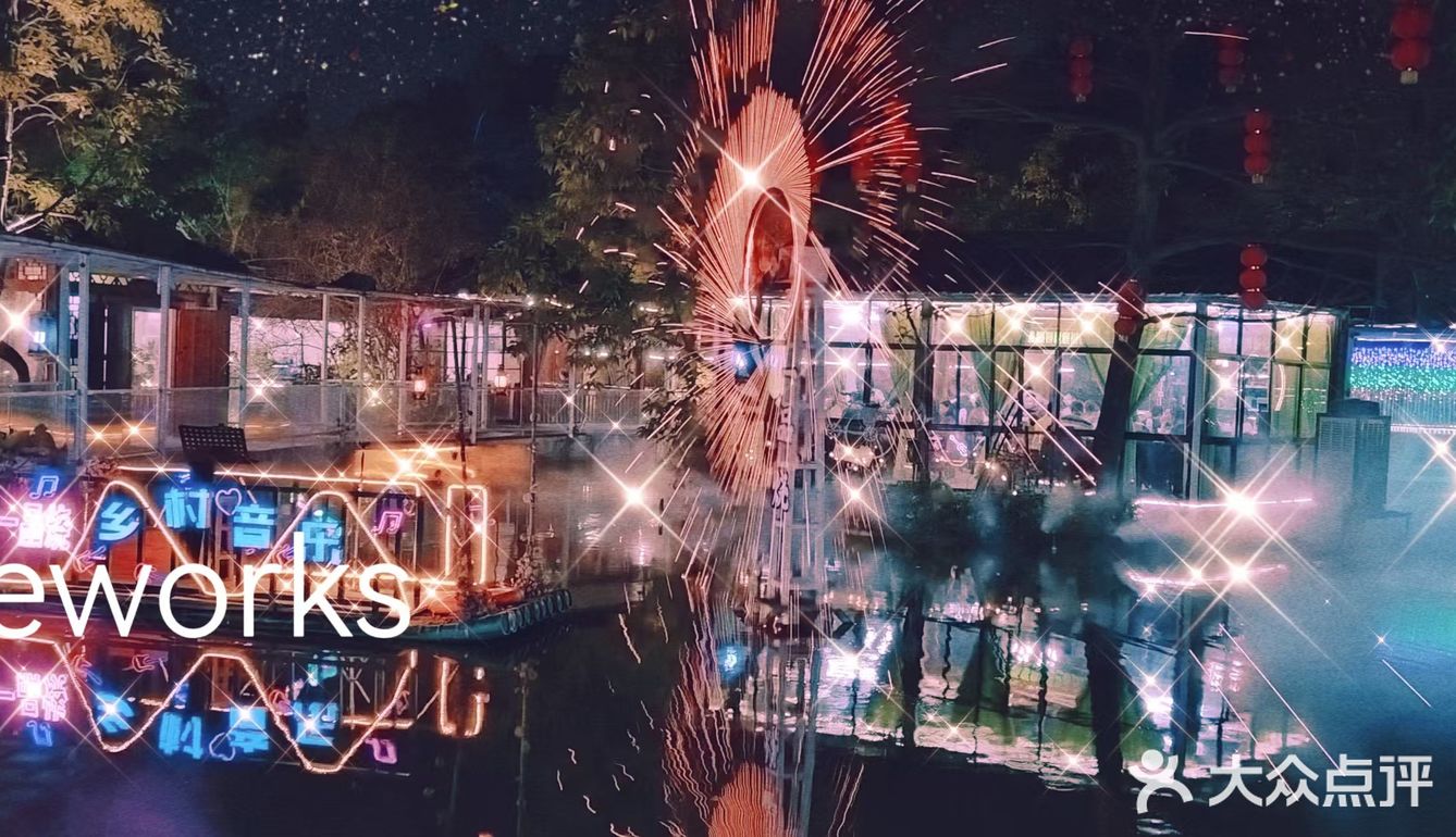 小朋友在游戏区玩得超开心，不用担心他乱跑