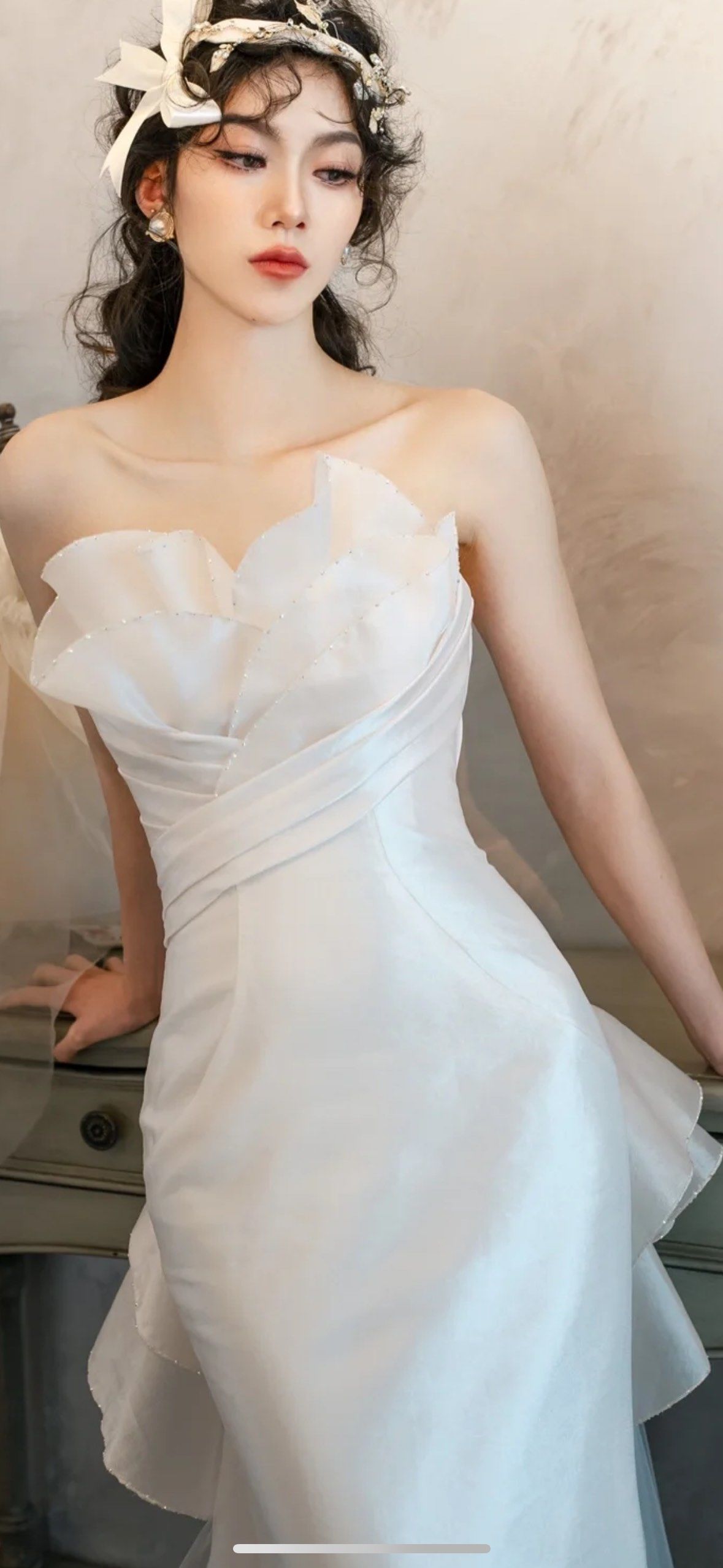 一见倾心的女人味缎面婚纱 极简的鱼尾缎面礼服