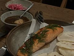 烟熏三文鱼配烤饺子皮和芥末籽酱-BOR Eatery(安福路店)