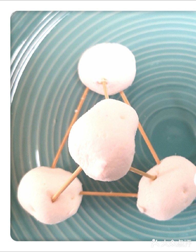 材料:一包棉花糖/软糖,一盒牙签