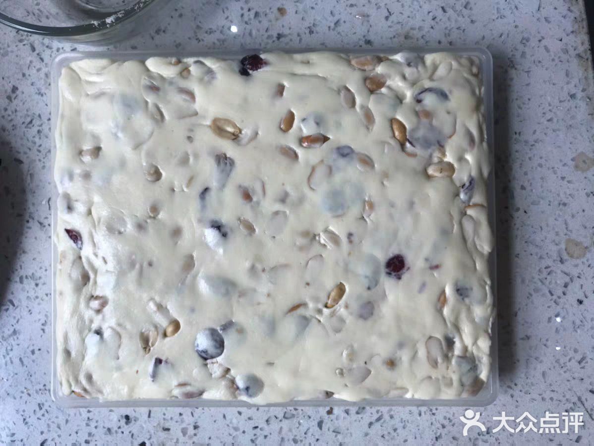 自制牛轧糖，不用烤箱哦！和外面的比起来味道一点也不差！