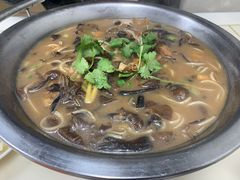 小鸡炖蘑菇-福园东北菜饺子铁锅炖