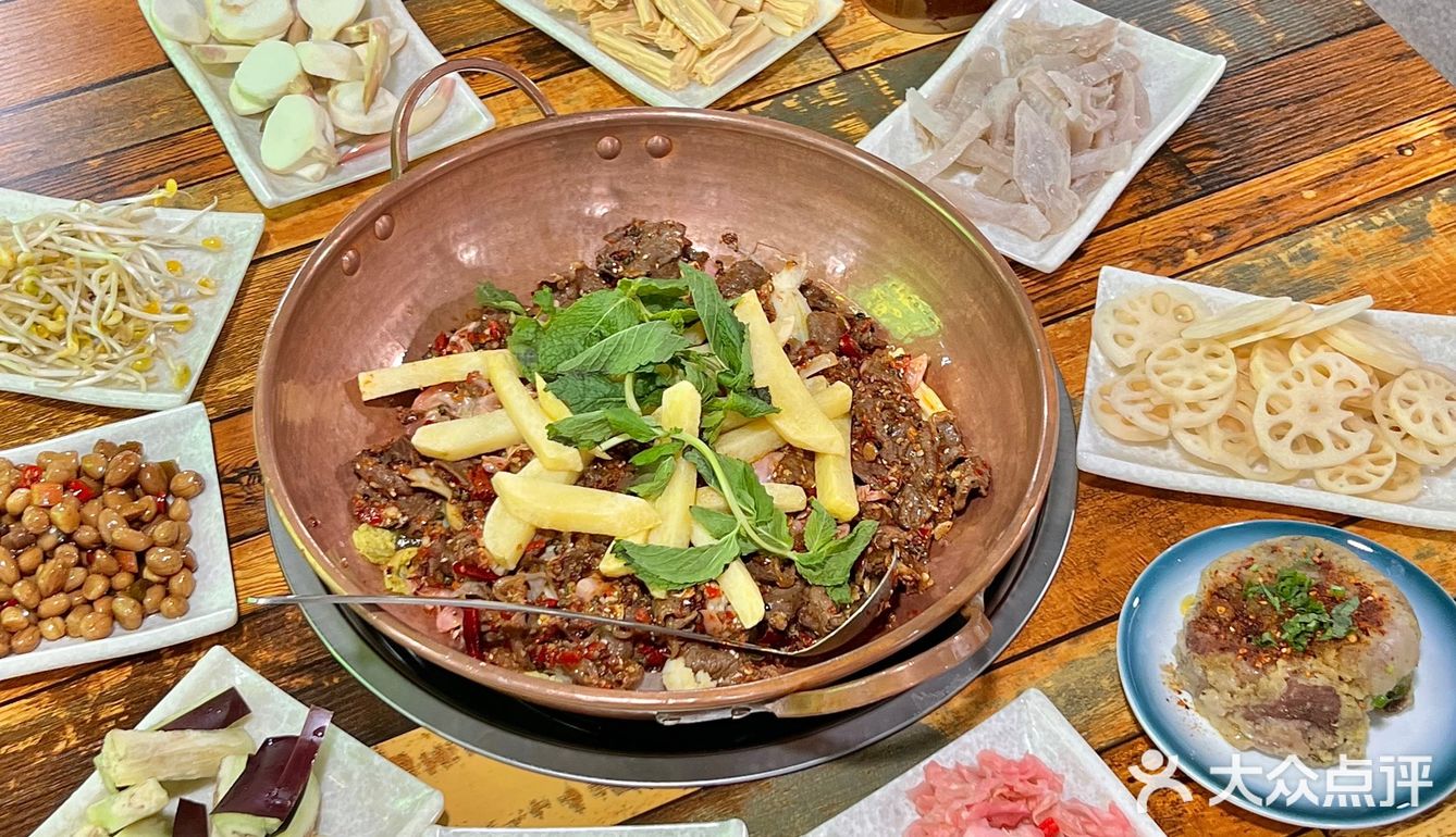 在大理！和朋友一起来吃的泡菜牛肉干锅 牛肉新鲜现切