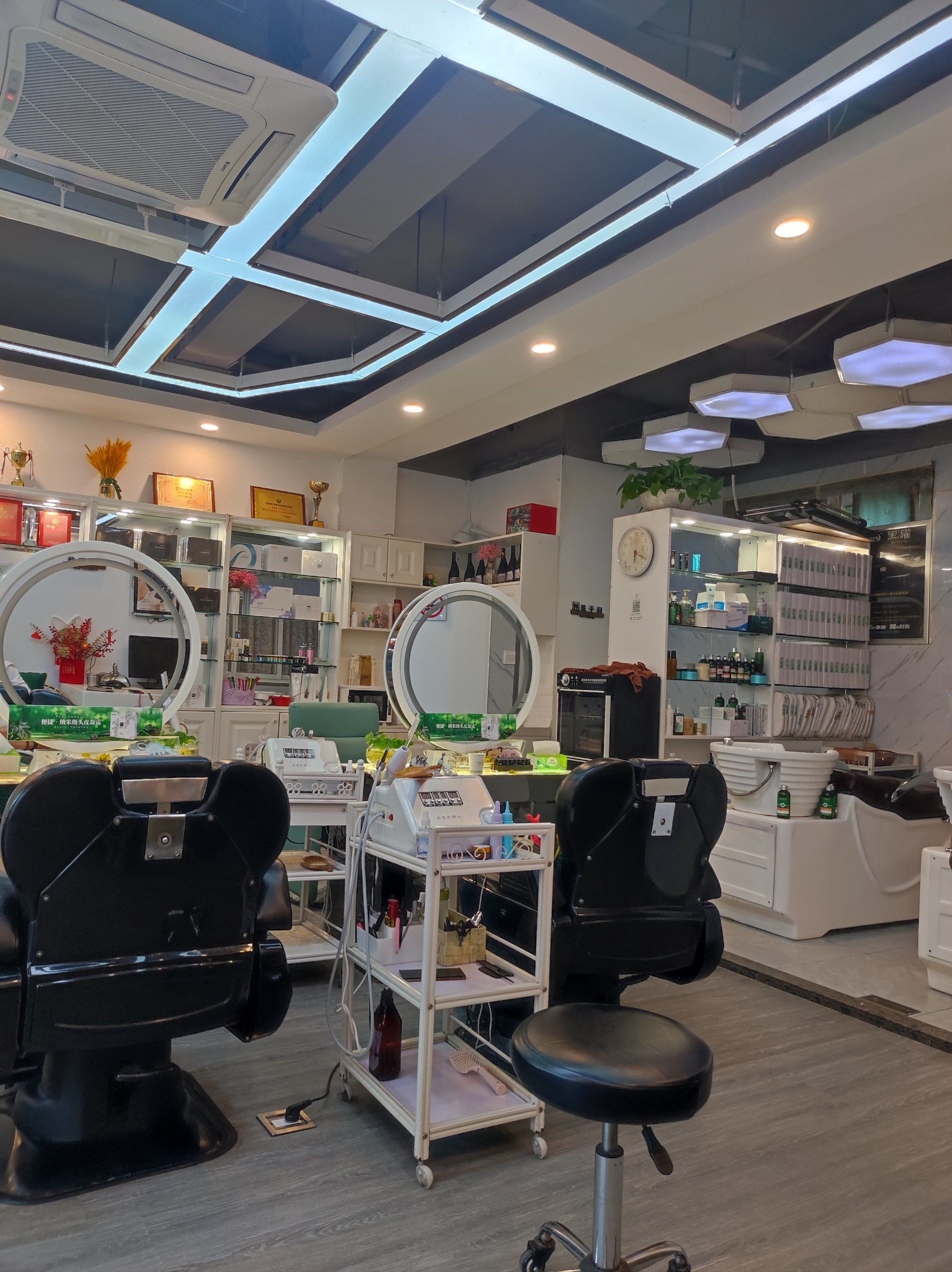 专业头发护理店洗头有多讲究