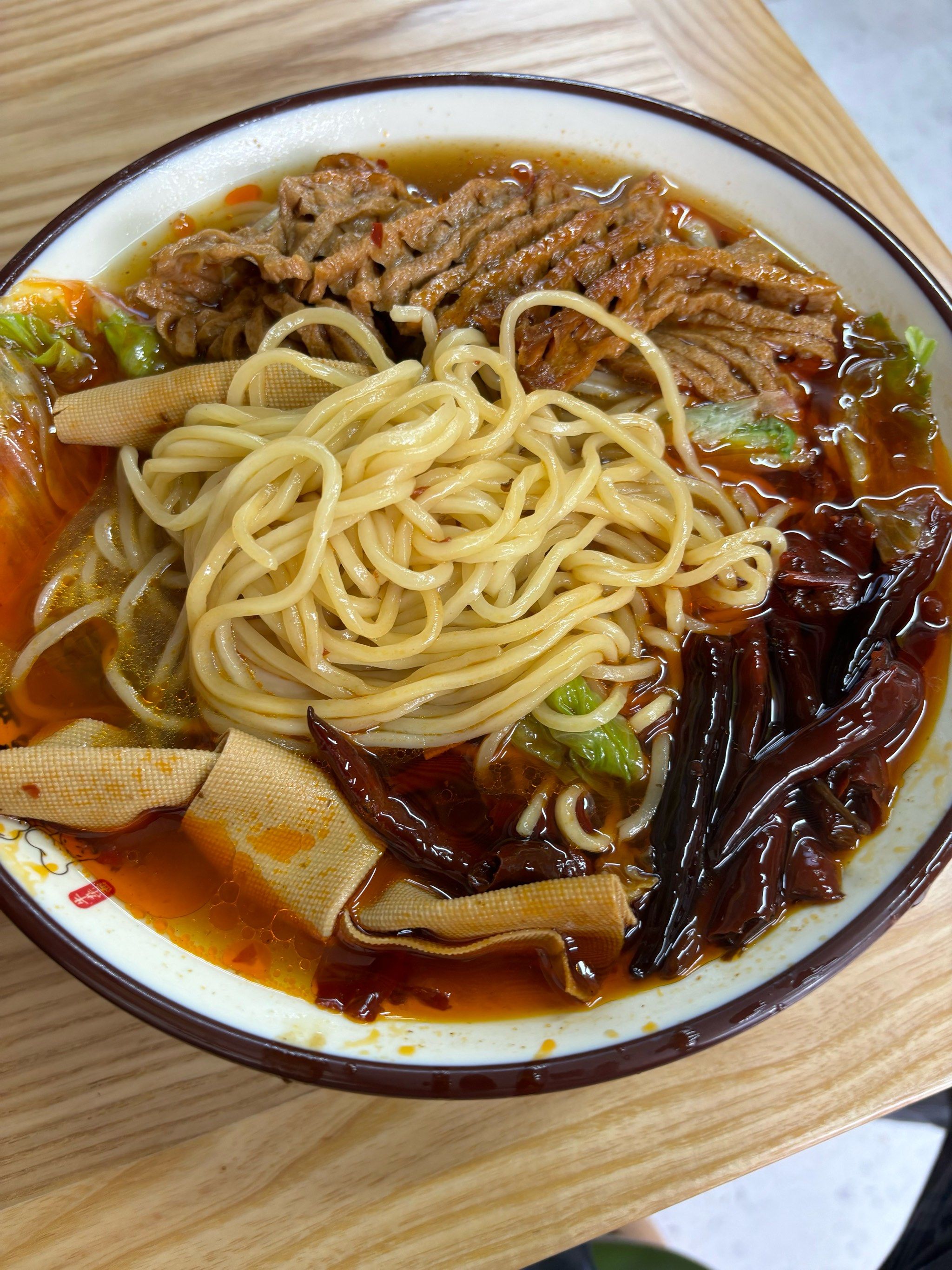 近,就来吃一下,大众点评有券,比较合适,感觉环境比起其他的板面更好