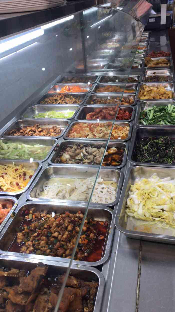 饮食男女快餐-"菜看起来比较新鲜,品种也多,主要是学生伢.