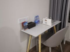 -欧辰国际酒店(重庆欢乐谷轻轨站店)