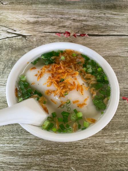 学生路萝卜苯-"「萝卜粄」这里有煎的,煮的和蒸的,老板说.