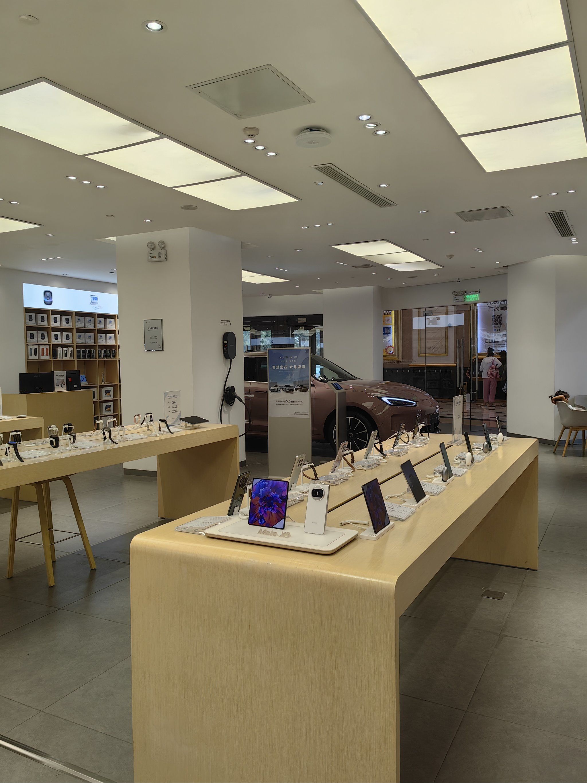 预约的环球港店,在一楼乐乐茶对面,听说来领礼品的,店员态度也很好的