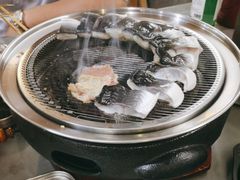 -围炉肉舍•炭烤活鳗•丹东海鲜烤肉(步行街店)