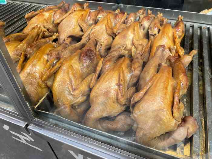 刘家烧鸡-"生意很好,挺朋友说这家烧鸡非常好吃,随意.