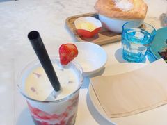 香草冰淇淋牛油果特饮-港丽餐厅(高德置地店)