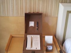 上海浦东丽思卡尔顿-北外滩套房主卧床头柜-上海浦东丽思卡尔顿酒店